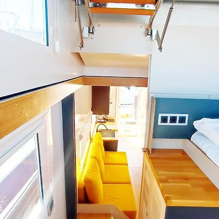 Casa Flotante En El Puerto De Vigo - Different Charter Hotel ภายนอก รูปภาพ
