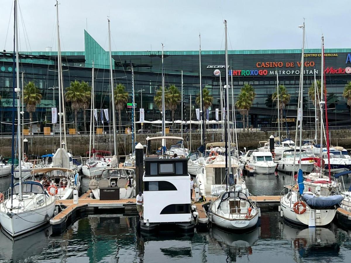 Casa Flotante En El Puerto De Vigo - Different Charter Hotel ภายนอก รูปภาพ