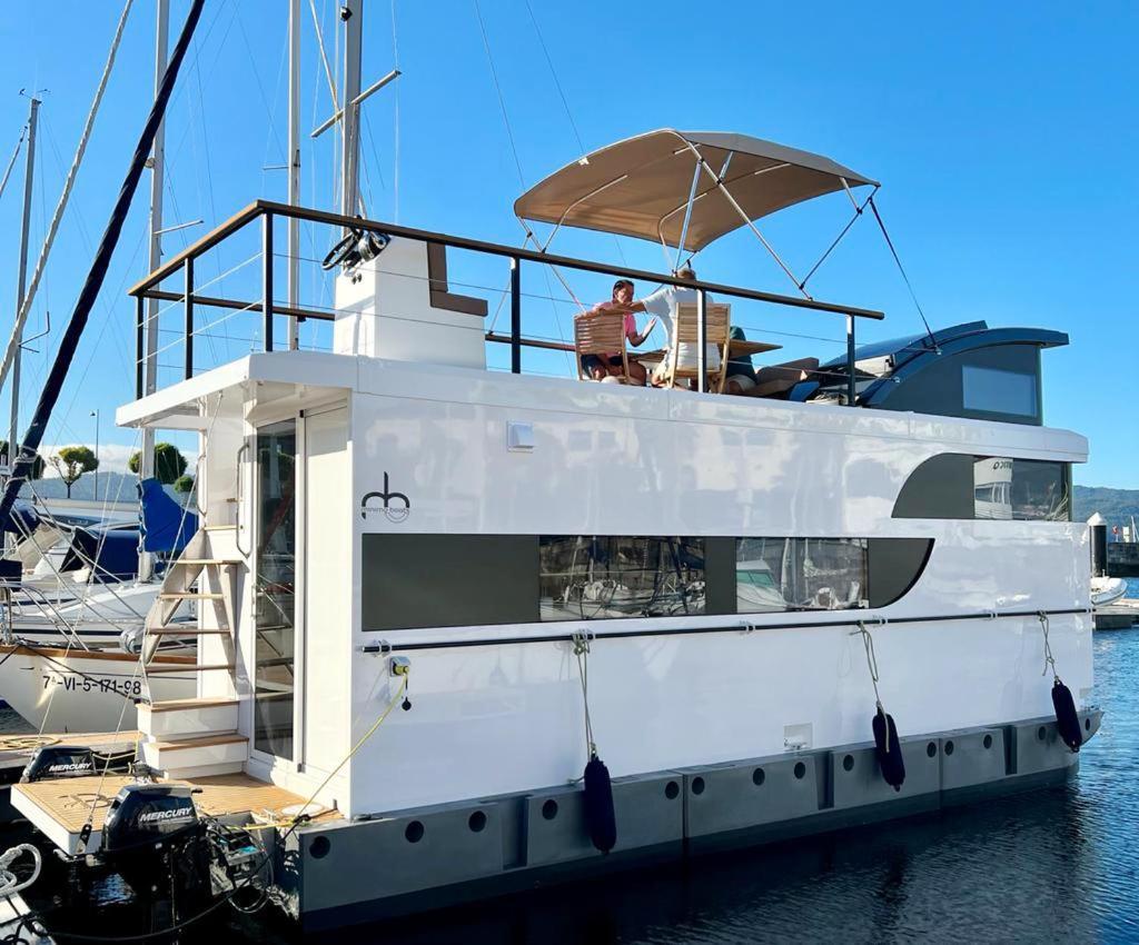 Casa Flotante En El Puerto De Vigo - Different Charter Hotel ภายนอก รูปภาพ