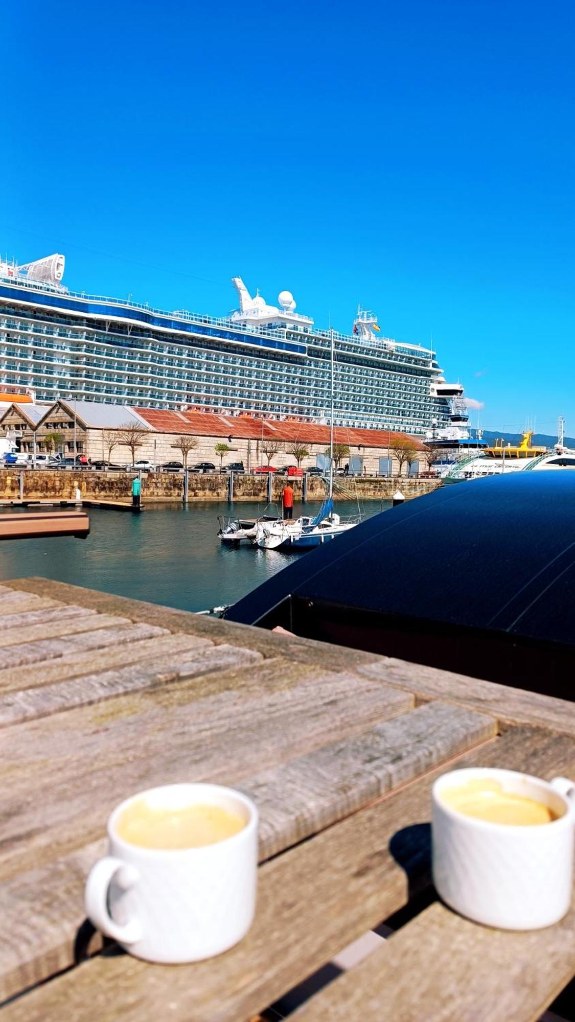 Casa Flotante En El Puerto De Vigo - Different Charter Hotel ภายนอก รูปภาพ