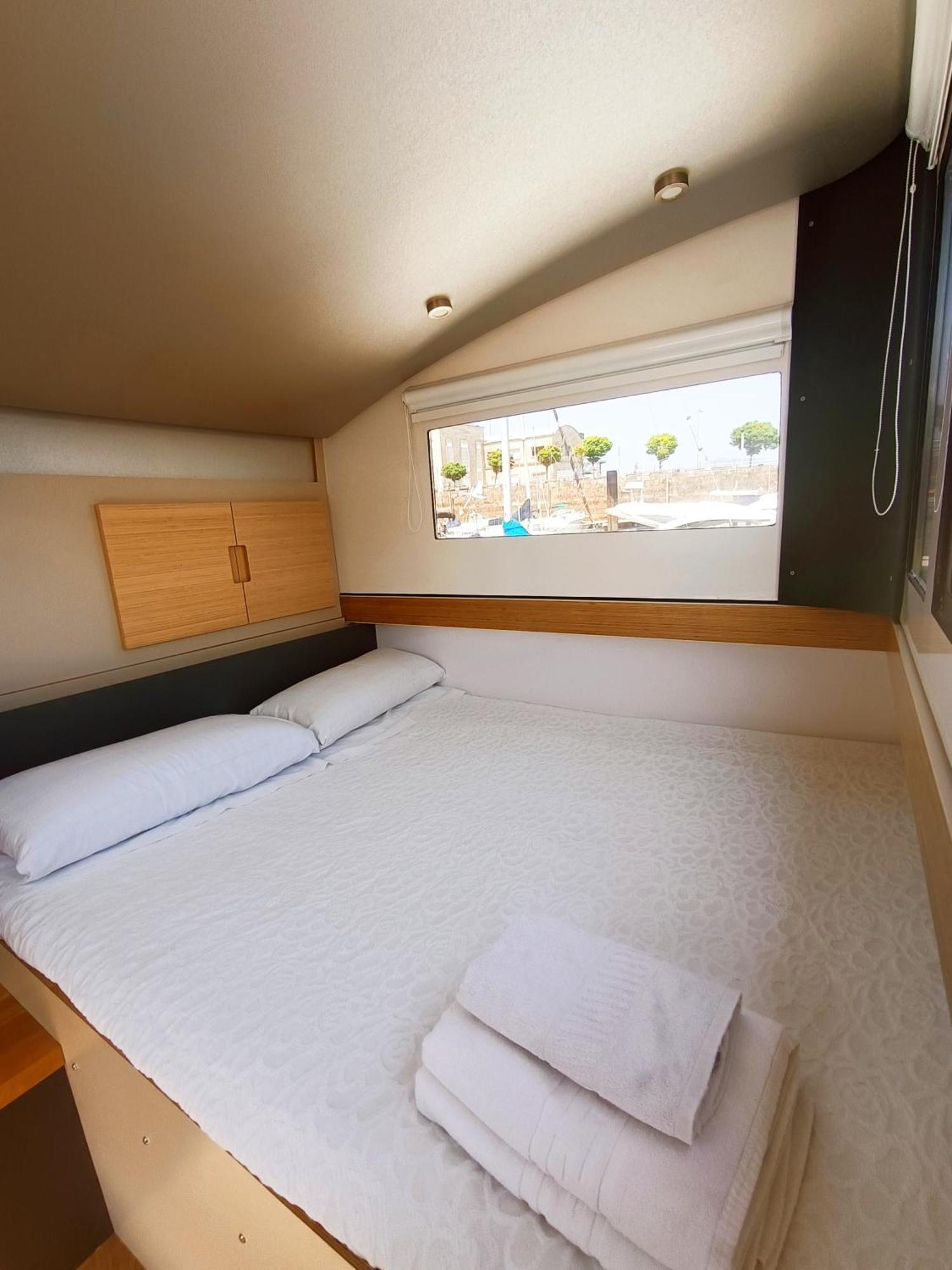 Casa Flotante En El Puerto De Vigo - Different Charter Hotel ภายนอก รูปภาพ