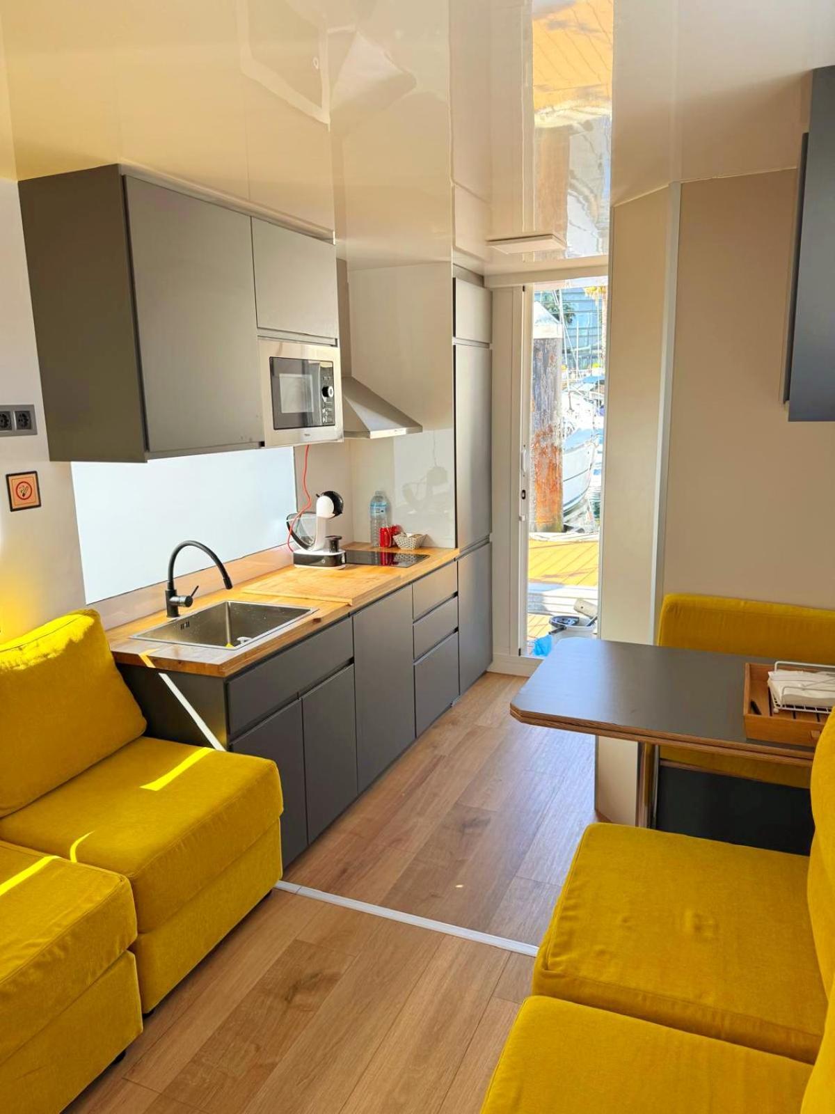 Casa Flotante En El Puerto De Vigo - Different Charter Hotel ภายนอก รูปภาพ
