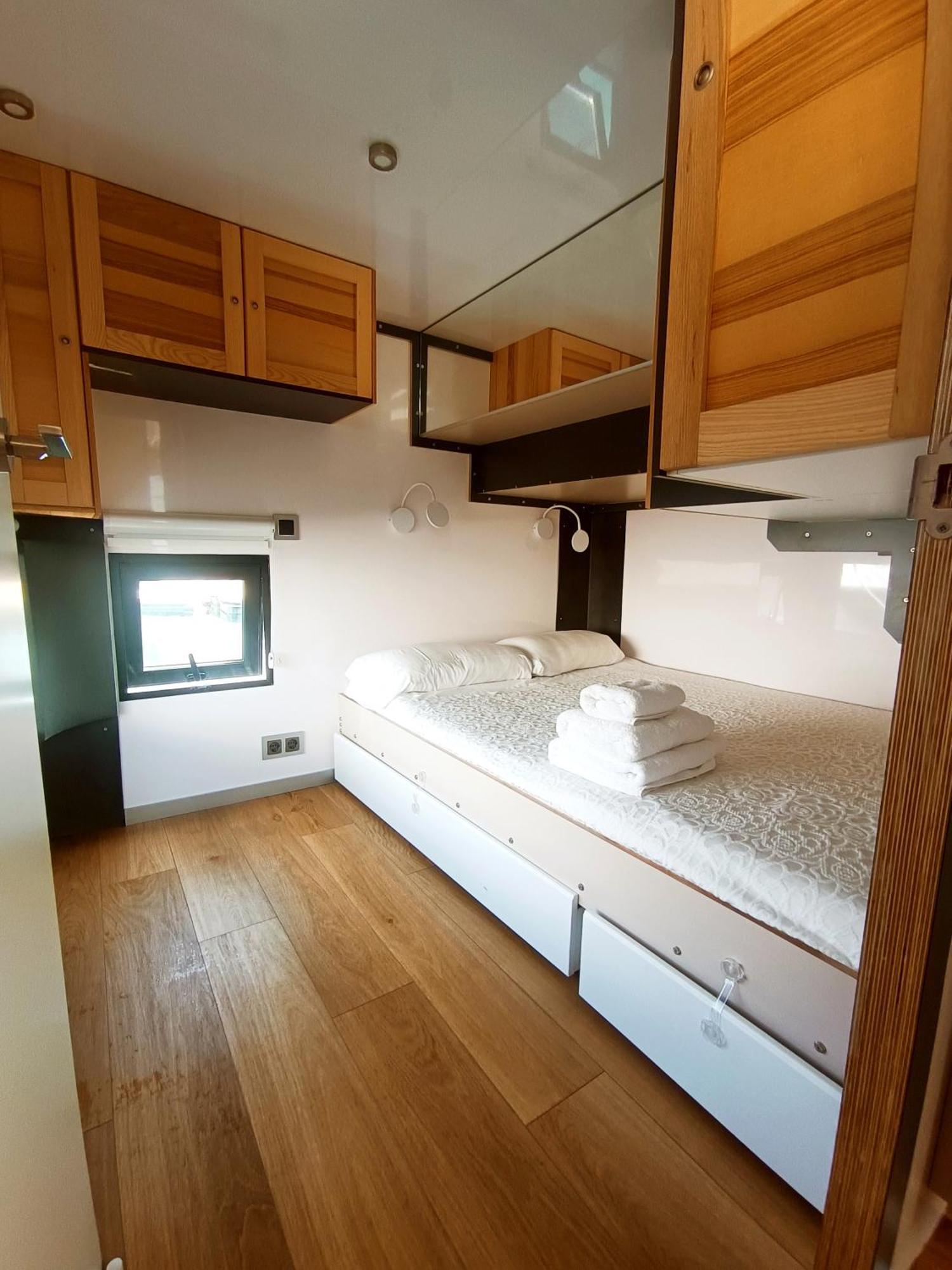 Casa Flotante En El Puerto De Vigo - Different Charter Hotel ภายนอก รูปภาพ