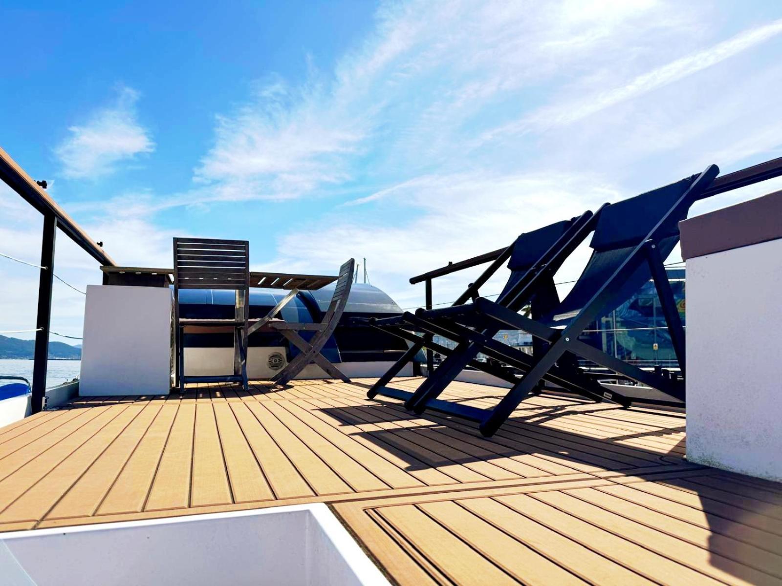 Casa Flotante En El Puerto De Vigo - Different Charter Hotel ภายนอก รูปภาพ